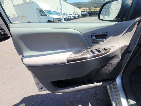 Used 2019 Toyota Sienna XLE FWD image 21