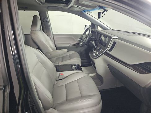 Used 2017 Toyota Sienna XLE w/ XLE Navigation Package FWD image 15