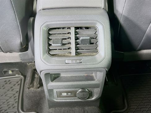 Used 2022 Volkswagen Tiguan SE w/ Panoramic Sunroof Package image 31