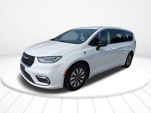 Used 2024 Chrysler Pacifica Limited FWD image 8