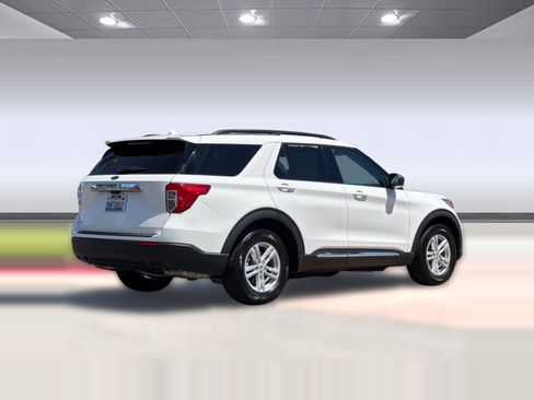 Used 2024 Ford Explorer XLT RWD image 9