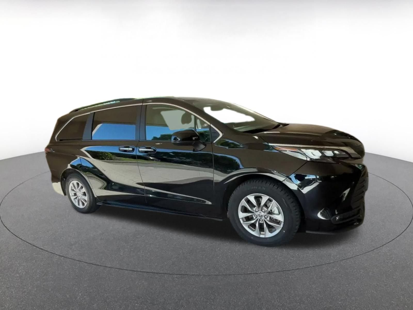 Used 2025 Toyota Sienna XLE FWD image 2