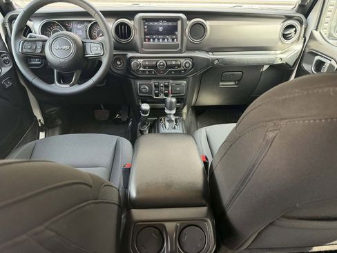 Used 2023 Jeep Gladiator Sport AWD/4WD image 6