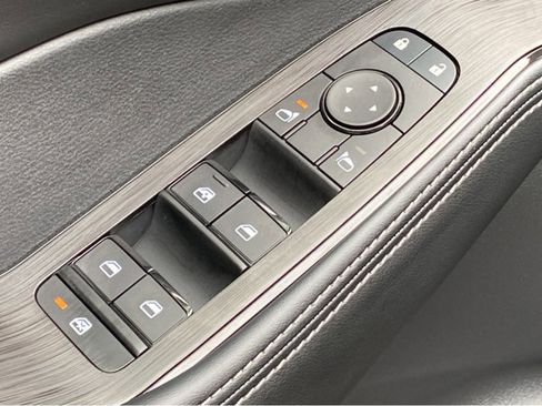 Certified 2025 Nissan Rogue SV image 24