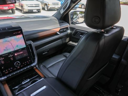 Used 2025 GMC Yukon Denali w/ Sun & Power Step Package AWD/4WD image 31