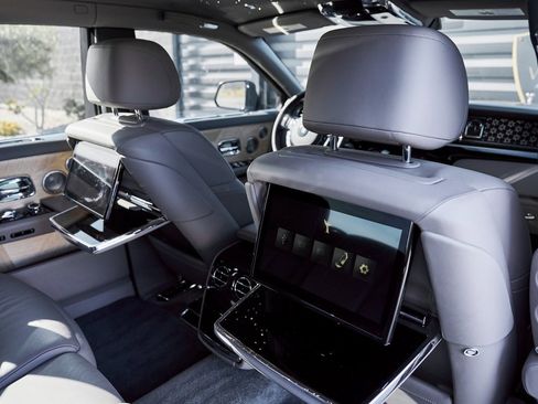 Used 2025 Rolls-Royce Phantom Sedan image 46