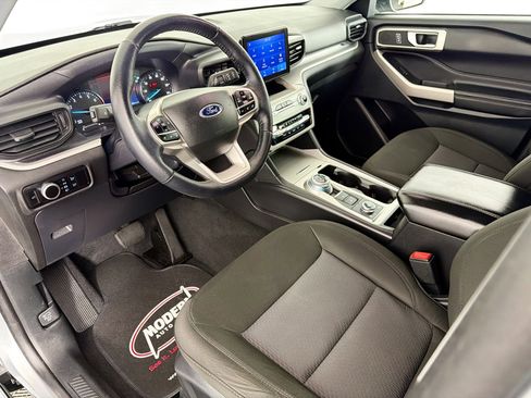 Used 2023 Ford Explorer XLT AWD/4WD image 5