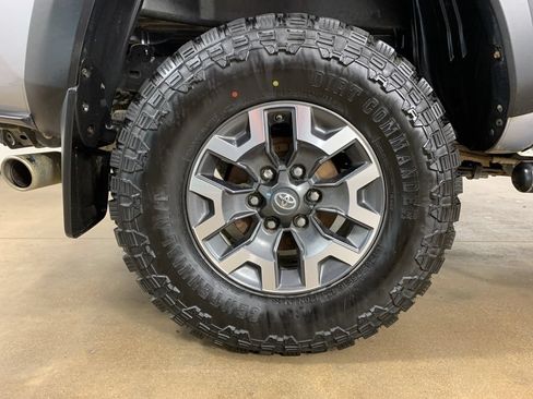 Used 2020 Toyota Tacoma TRD Off-Road w/ Technology Package AWD/4WD image 37