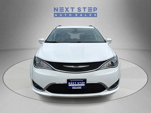 Used 2018 Chrysler Pacifica Touring-L FWD image 2