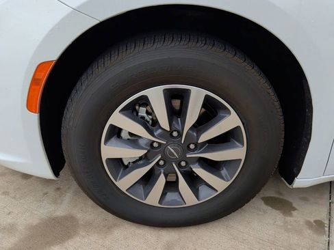 Used 2024 Chrysler Pacifica Limited FWD image 44