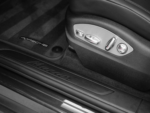 Used 2025 Porsche Macan image 24