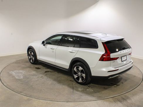 Used 2024 Volvo V60 B5 Cross Country Plus image 3