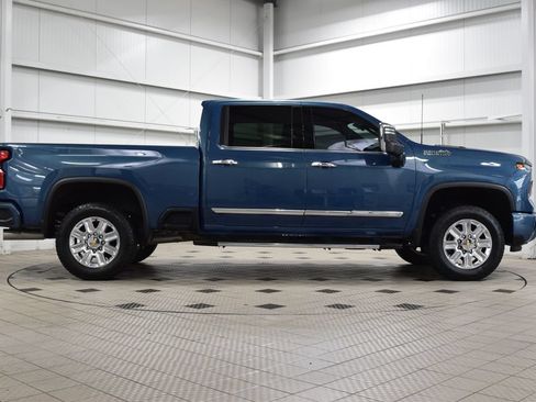 Used 2024 Chevrolet Silverado 2500 High Country w/ High Country Premium Package AWD/4WD image 9