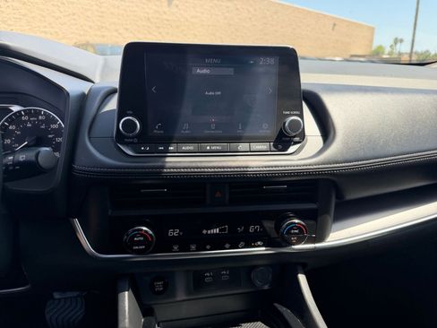 Used 2025 Nissan Rogue SV FWD image 17