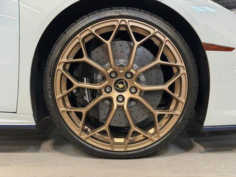 Used 2021 Lamborghini Huracan EVO image 16