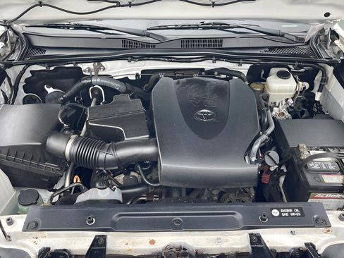 Used 2017 Toyota Tacoma TRD Sport image 10