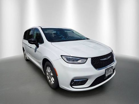 Used 2024 Chrysler Pacifica Touring-L FWD image 5