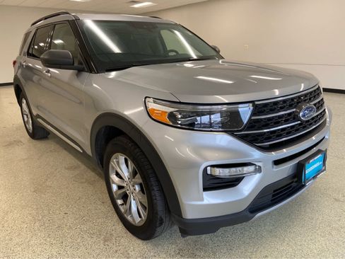 Used 2023 Ford Explorer XLT w/ Equipment Group 202A image 6