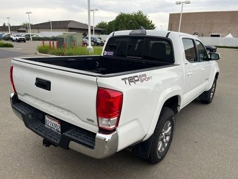 Used 2017 Toyota Tacoma SR5 RWD image 5