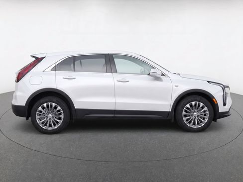 Certified 2024 Cadillac XT4 Luxury w/ Cold Weather Package FWD image 8