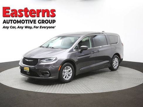 Used 2023 Chrysler Pacifica Touring-L FWD image 57