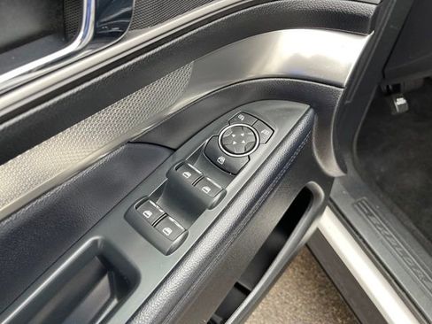 Used 2018 Ford Explorer XLT w/ Equipment Group 202A image 9