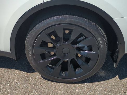 Used 2023 Tesla Model Y Long Range AWD/4WD image 32