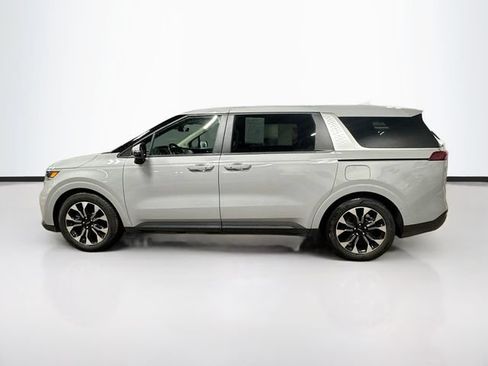 Used 2023 Kia Carnival EX FWD image 4