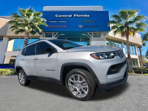 Used 2024 Jeep Compass Latitude image 2