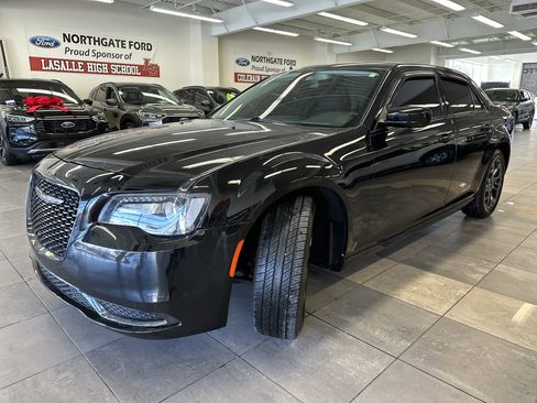 Used 2018 Chrysler 300 Touring w/ Sport Appearance Package image 16