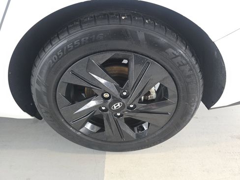 Used 2023 Hyundai Elantra Blue image 9