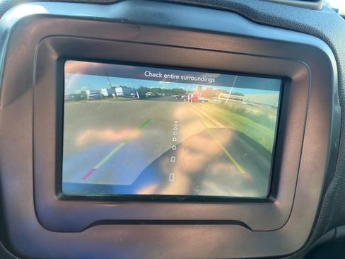 Used 2018 Jeep Renegade Altitude FWD image 9
