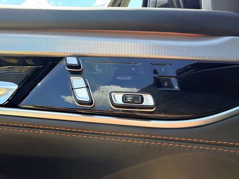 Used 2022 Jeep Grand Wagoneer Series III w/ Rear Seat Video Group 1 AWD/4WD image 12