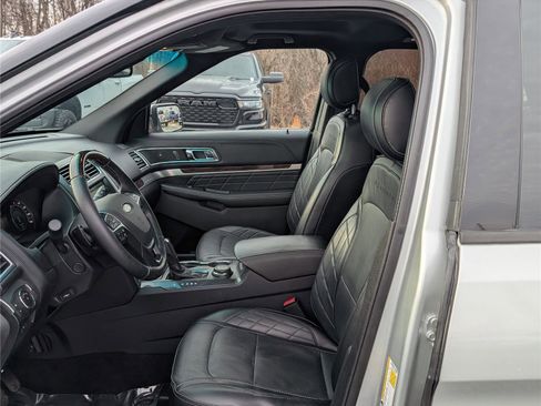 Used 2017 Ford Explorer Platinum image 17
