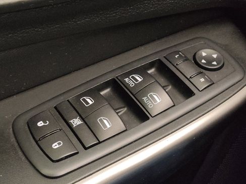 Used 2020 Jeep Cherokee Latitude Plus w/ Comfort/Convenience Group FWD image 27