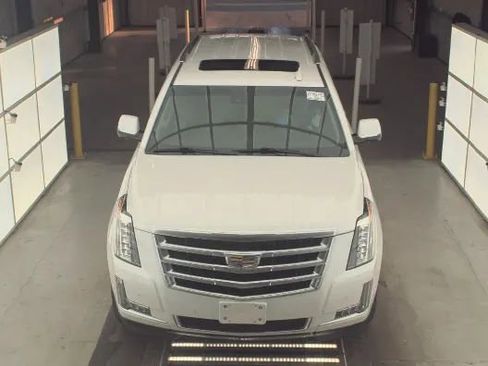 Used 2019 Cadillac Escalade Luxury image 3