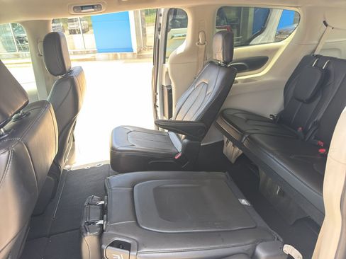 Used 2024 Chrysler Pacifica Touring-L FWD image 34