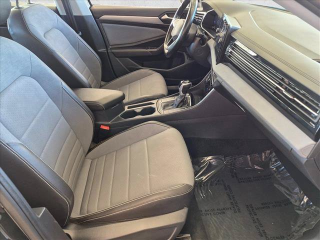 Used 2025 Volkswagen Jetta SE FWD image 26
