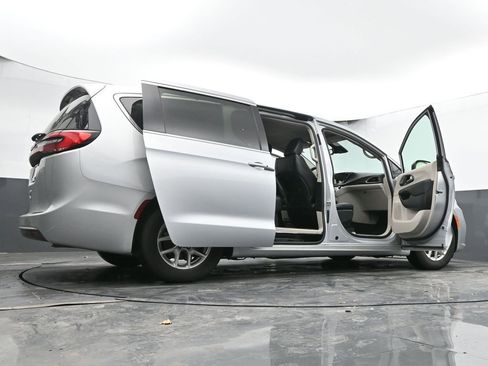 Used 2024 Chrysler Pacifica Touring-L FWD image 75