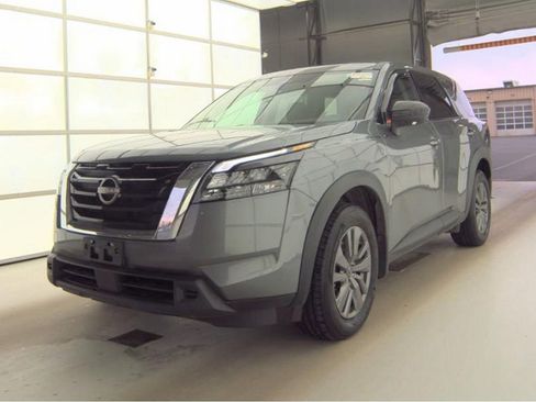 Used 2023 Nissan Pathfinder S image 2
