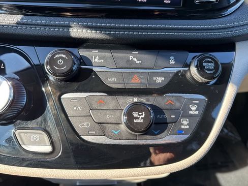 Used 2024 Chrysler Pacifica Select image 20