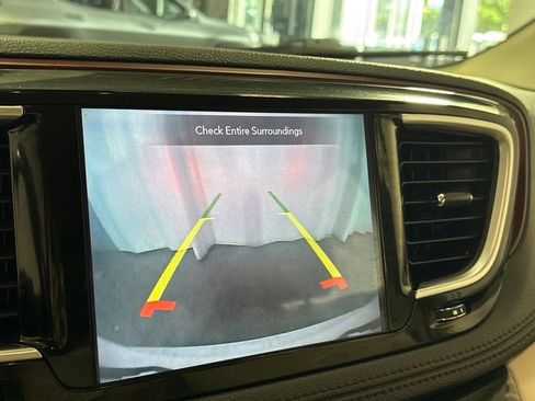 Used 2020 Chrysler Pacifica Limited FWD image 15