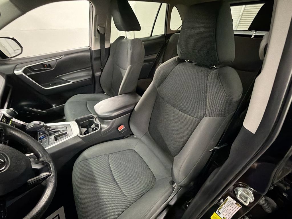 Used 2021 Toyota RAV4 LE FWD image 17