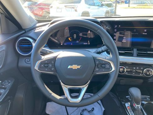 Used 2024 Chevrolet Trax LT w/ Driver Confidence Package FWD image 7
