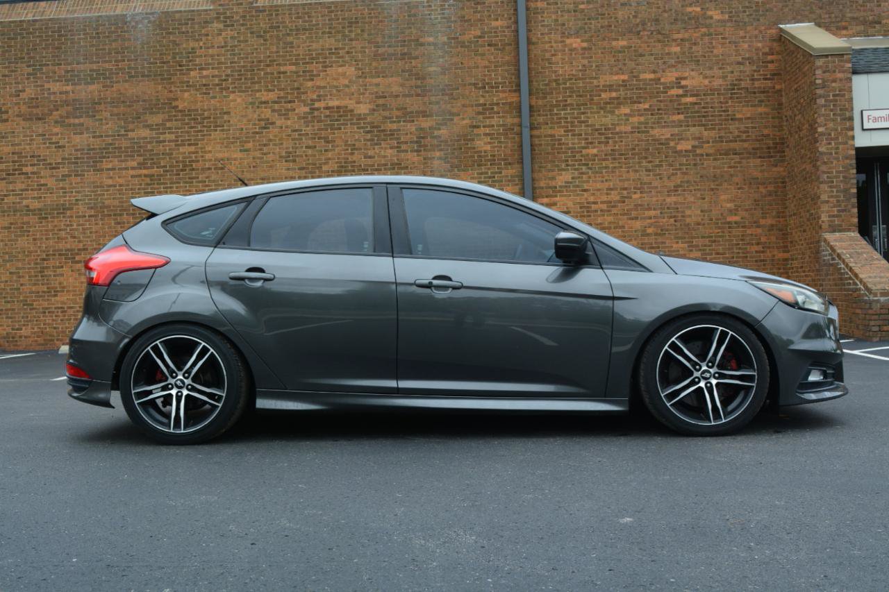 Used 2016 Ford Focus ST FWD image 4