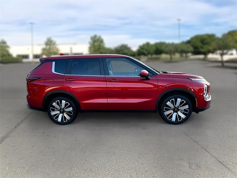 New 2025 Mitsubishi Outlander SE image 8