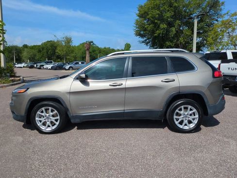 Used 2017 Jeep Cherokee Latitude w/ Safety/Convenience Group FWD image 3