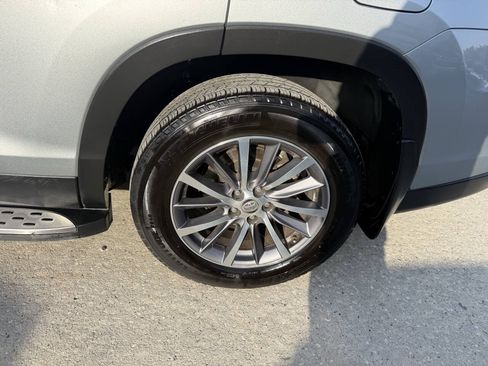 Used 2019 Toyota Highlander XLE FWD image 38