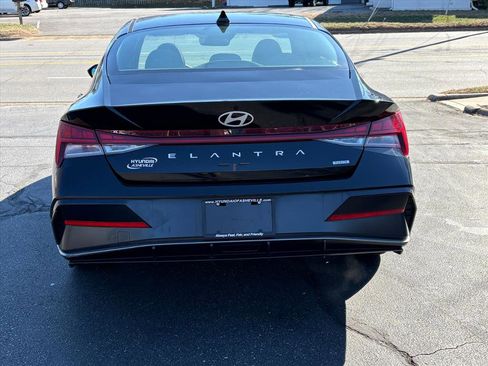 Certified 2025 Hyundai Elantra Limited image 4