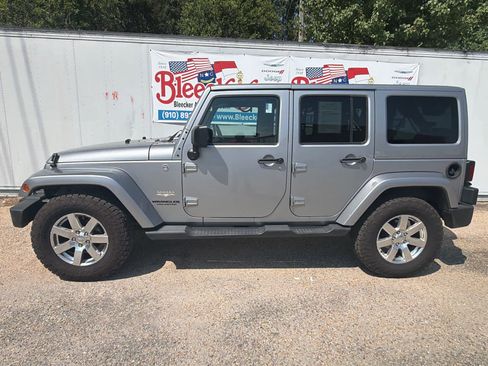Used 2013 Jeep Wrangler Unlimited Sahara AWD/4WD image 7
